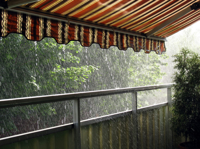 tende da sole sotto la pioggia